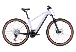 VTT ÉLECTRIQUE SEMI-RIGIDE CUBE REACTION HYBRID PRO 750 SHIMANO DEORE 11V 750 WH 29'' BLANC FLASH 2023